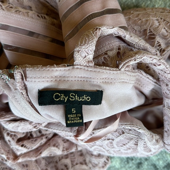 City studio, size 5, light pink, see through midsection lines. - Picture 3 of 3